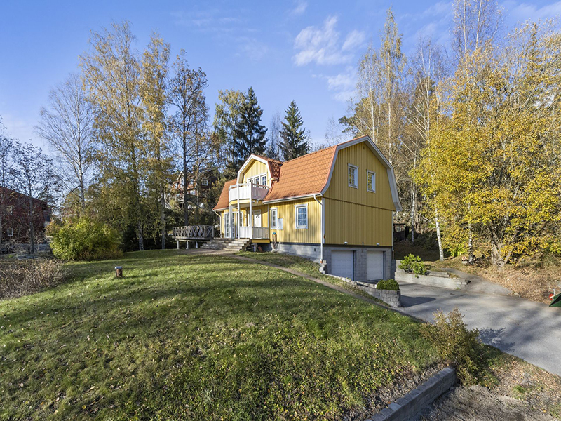 Takomläggning vid vattenläckage. Mörtvik Skogås