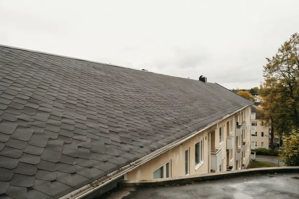 renovering av papptak p flerbostadshus i skog s tr ngsund