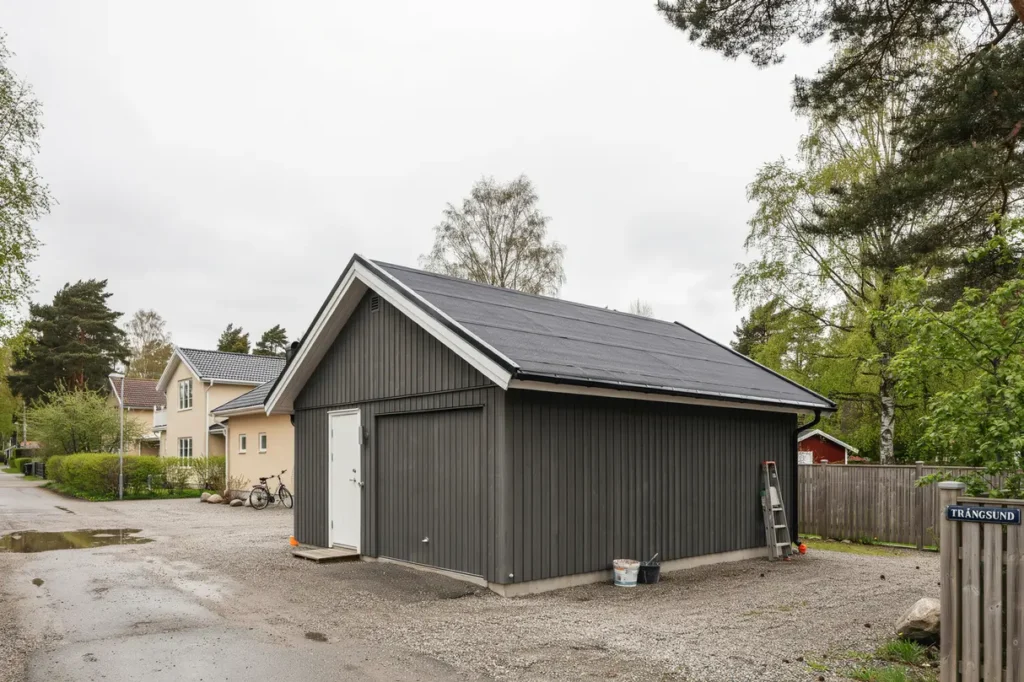 takoml ggning av garage med ny takpapp i skog s tr ngsund